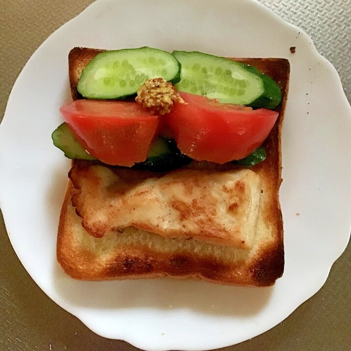 炙りサラダチキンの野菜サンド。